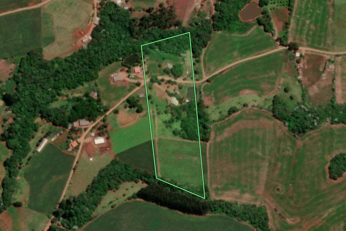 Imagem de satélite do imóvel rural em Enéas Marques (PR), com o contorno declarado no CAR desenhado por cima.