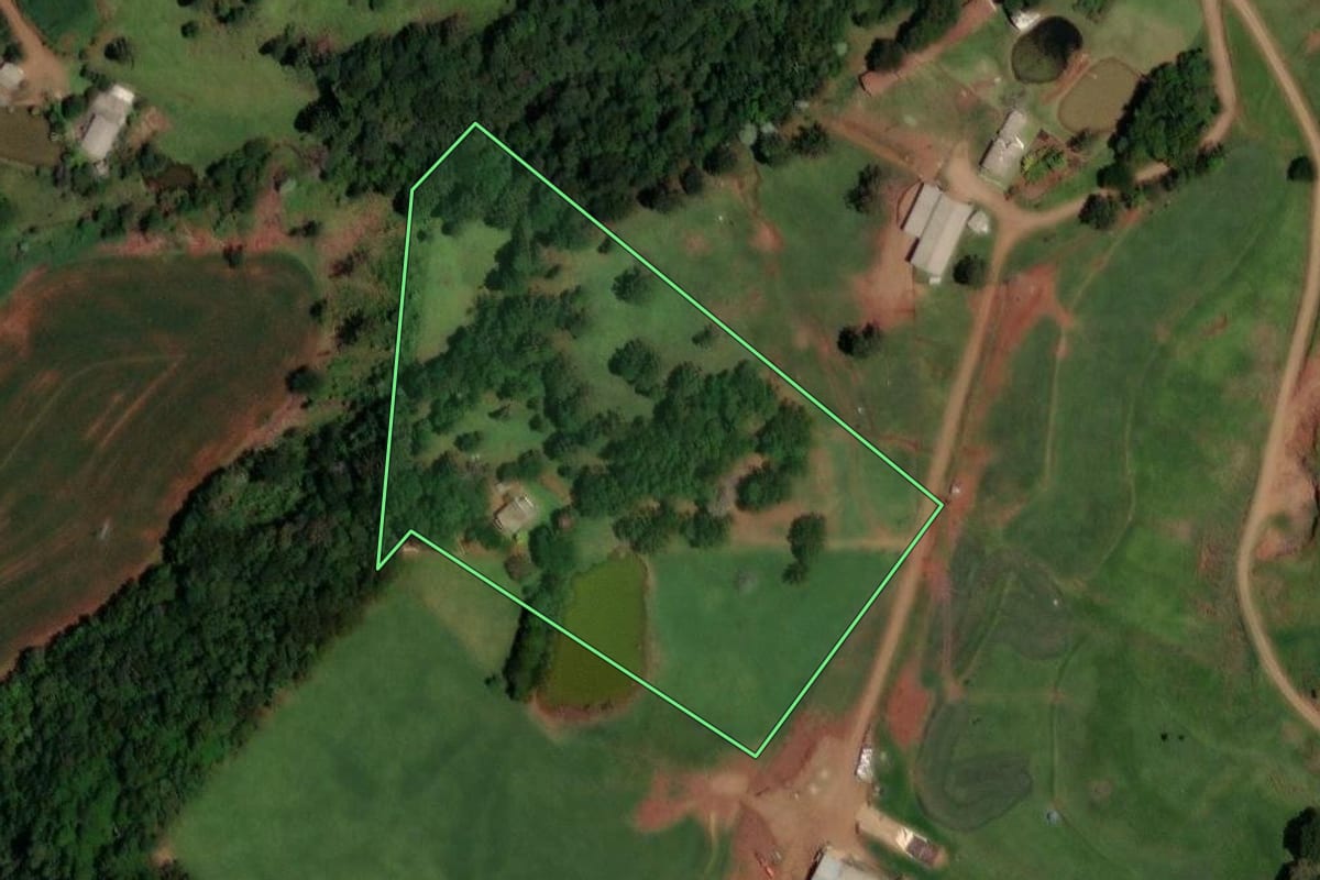 Imagem de satélite do imóvel rural em Enéas Marques (PR), com o contorno declarado no CAR desenhado por cima.