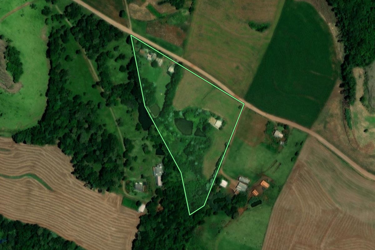 Imagem de satélite do imóvel rural em Enéas Marques (PR), com o contorno declarado no CAR desenhado por cima.