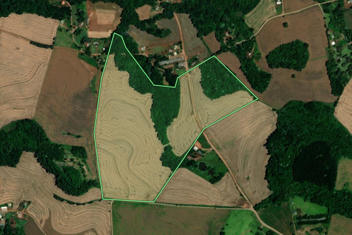 Imagem de satélite do imóvel rural em Enéas Marques (PR), com o contorno declarado no CAR desenhado por cima.