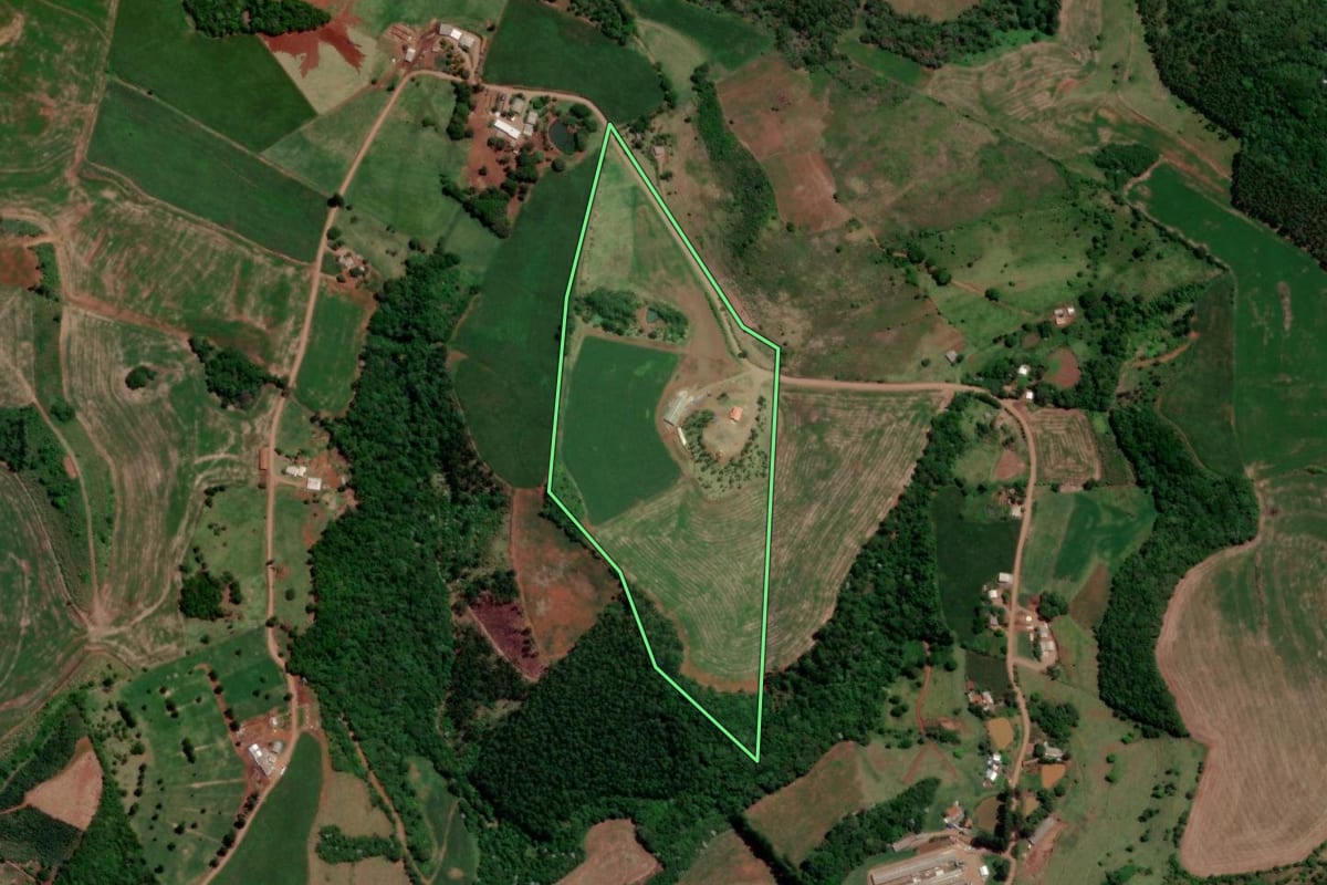 Imagem de satélite do imóvel rural em Enéas Marques (PR), com o contorno declarado no CAR desenhado por cima.