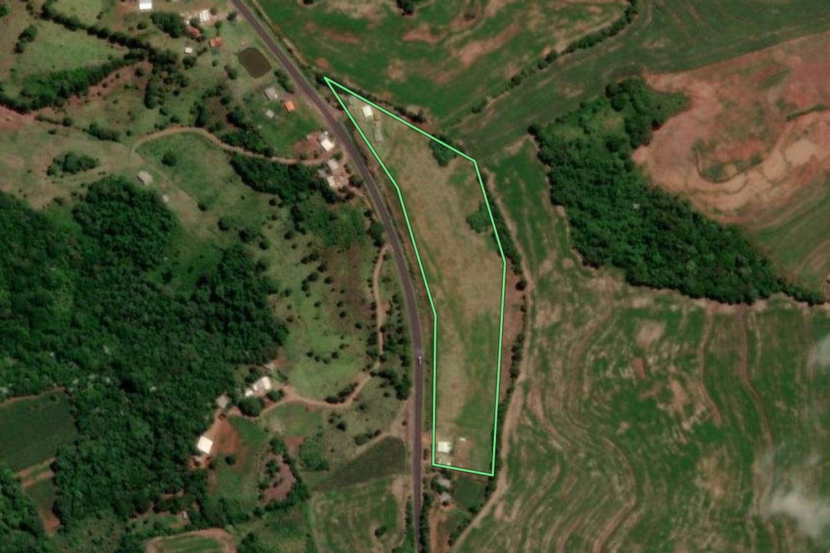Imagem de satélite do imóvel rural em Enéas Marques (PR), com o contorno declarado no CAR desenhado por cima.