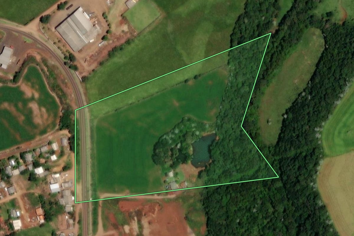Imagem de satélite do imóvel rural em Enéas Marques (PR), com o contorno declarado no CAR desenhado por cima.