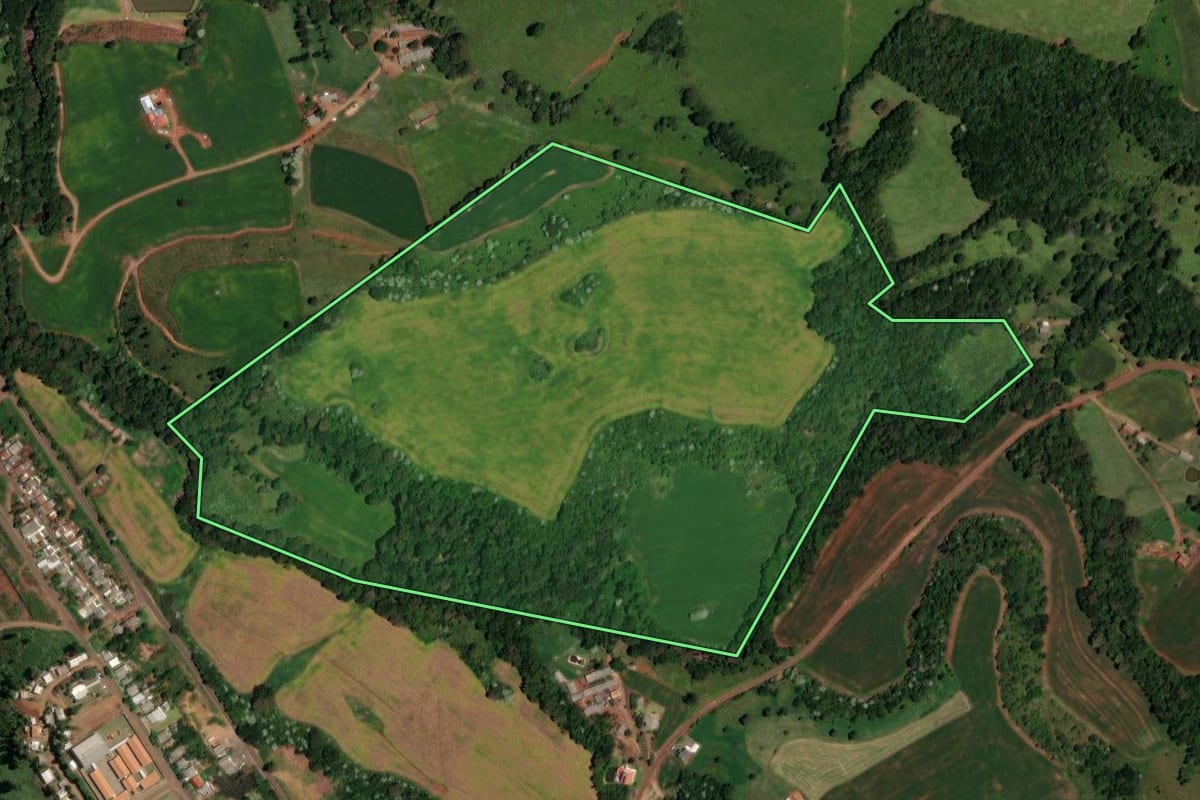 Imagem de satélite do imóvel rural em Enéas Marques (PR), com o contorno declarado no CAR desenhado por cima.