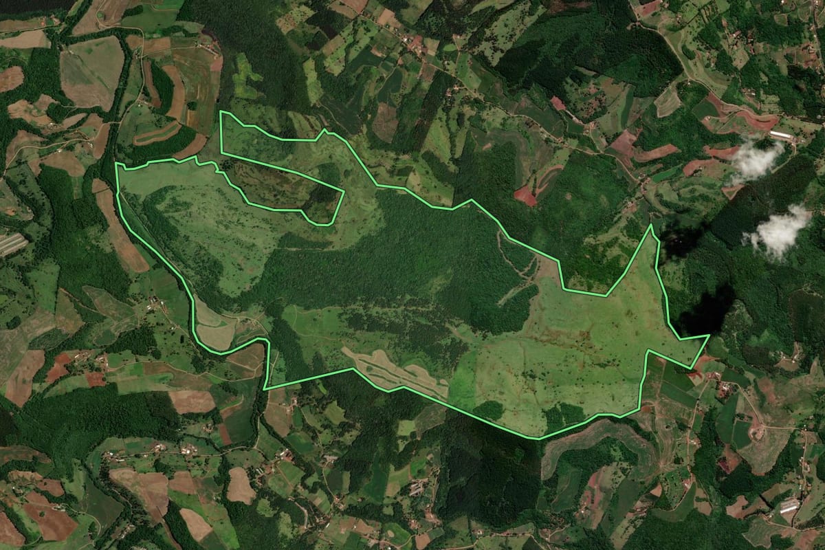 Imagem de satélite do imóvel rural em Enéas Marques (PR), com o contorno declarado no CAR desenhado por cima.