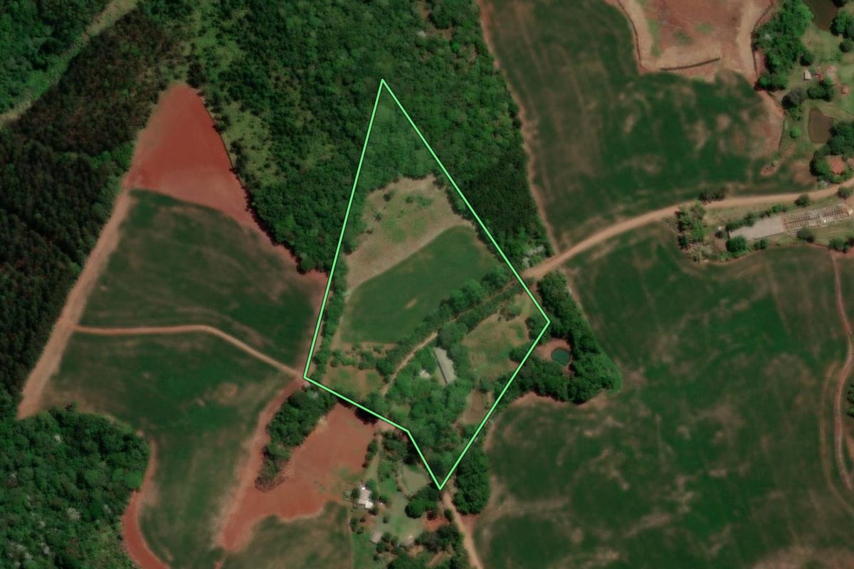 Imagem de satélite do imóvel rural em Enéas Marques (PR), com o contorno declarado no CAR desenhado por cima.