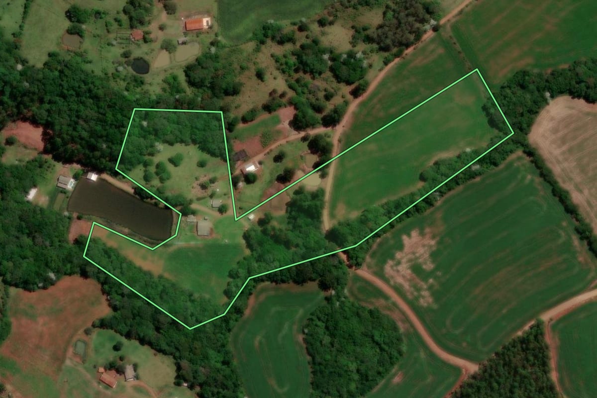 Imagem de satélite do imóvel rural em Enéas Marques (PR), com o contorno declarado no CAR desenhado por cima.