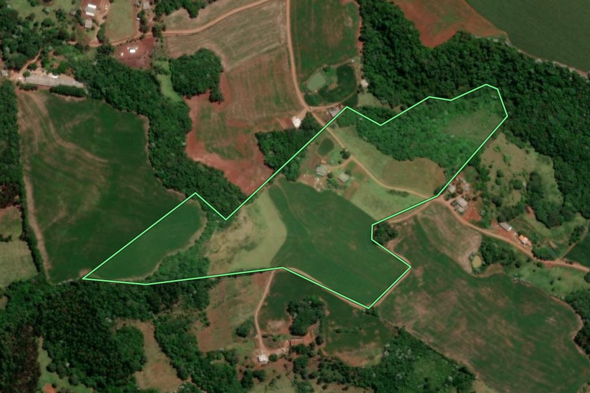 Imagem de satélite do imóvel rural em Enéas Marques (PR), com o contorno declarado no CAR desenhado por cima.