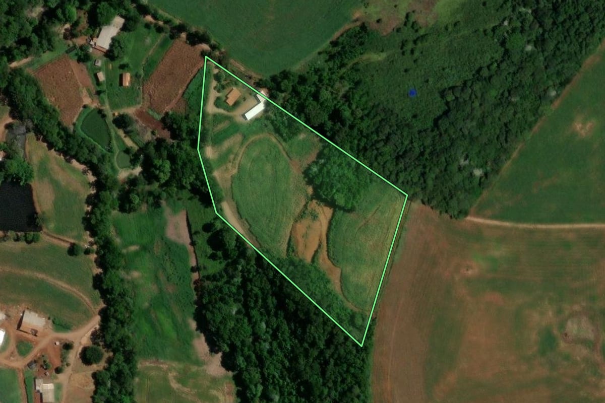 Imagem de satélite do imóvel rural em Enéas Marques (PR), com o contorno declarado no CAR desenhado por cima.
