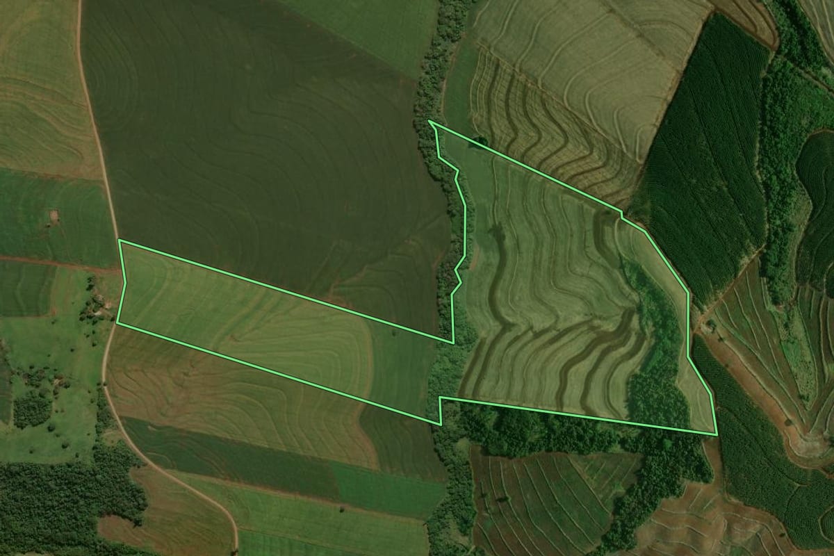 Imagem de satélite do imóvel rural em Engenheiro Beltrão (PR), com o contorno declarado no CAR desenhado por cima.