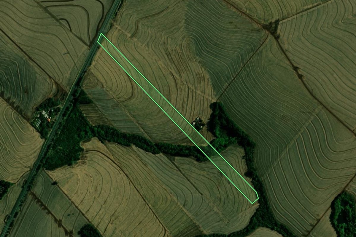 Imagem de satélite do imóvel rural em Engenheiro Beltrão (PR), com o contorno declarado no CAR desenhado por cima.