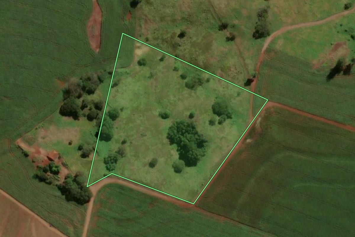 Imagem de satélite do imóvel rural em Engenheiro Beltrão (PR), com o contorno declarado no CAR desenhado por cima.