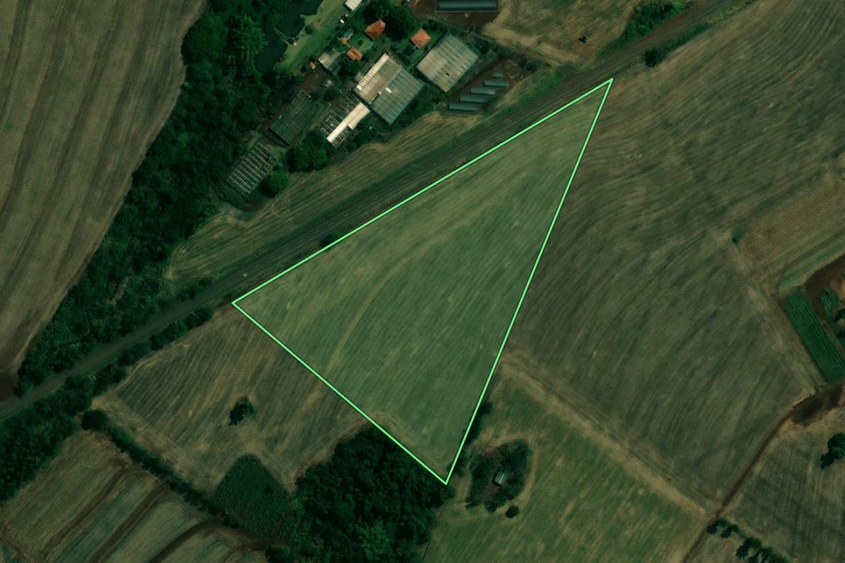 Imagem de satélite do imóvel rural em Engenheiro Beltrão (PR), com o contorno declarado no CAR desenhado por cima.