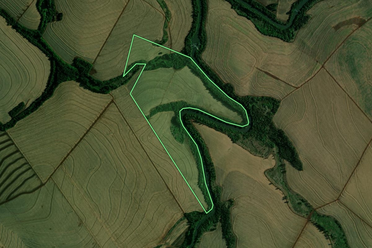 Imagem de satélite do imóvel rural em Engenheiro Beltrão (PR), com o contorno declarado no CAR desenhado por cima.