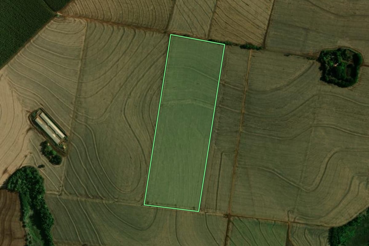 Imagem de satélite do imóvel rural em Engenheiro Beltrão (PR), com o contorno declarado no CAR desenhado por cima.