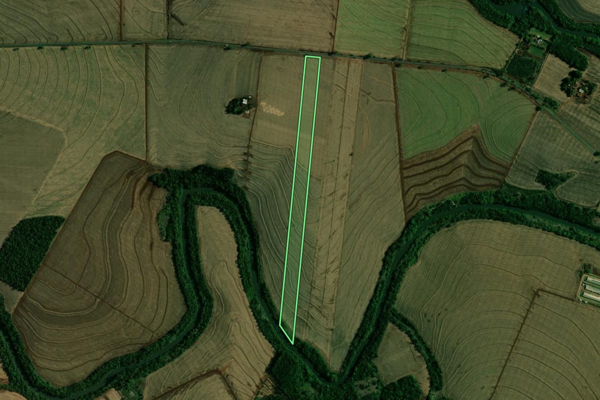 Imagem de satélite do imóvel rural em Engenheiro Beltrão (PR), com o contorno declarado no CAR desenhado por cima.