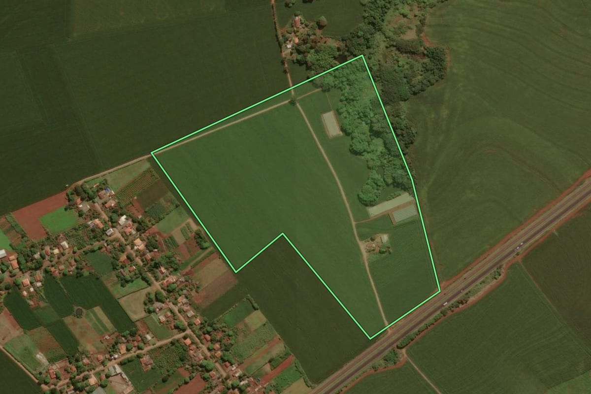 Imagem de satélite do imóvel rural em Engenheiro Beltrão (PR), com o contorno declarado no CAR desenhado por cima.