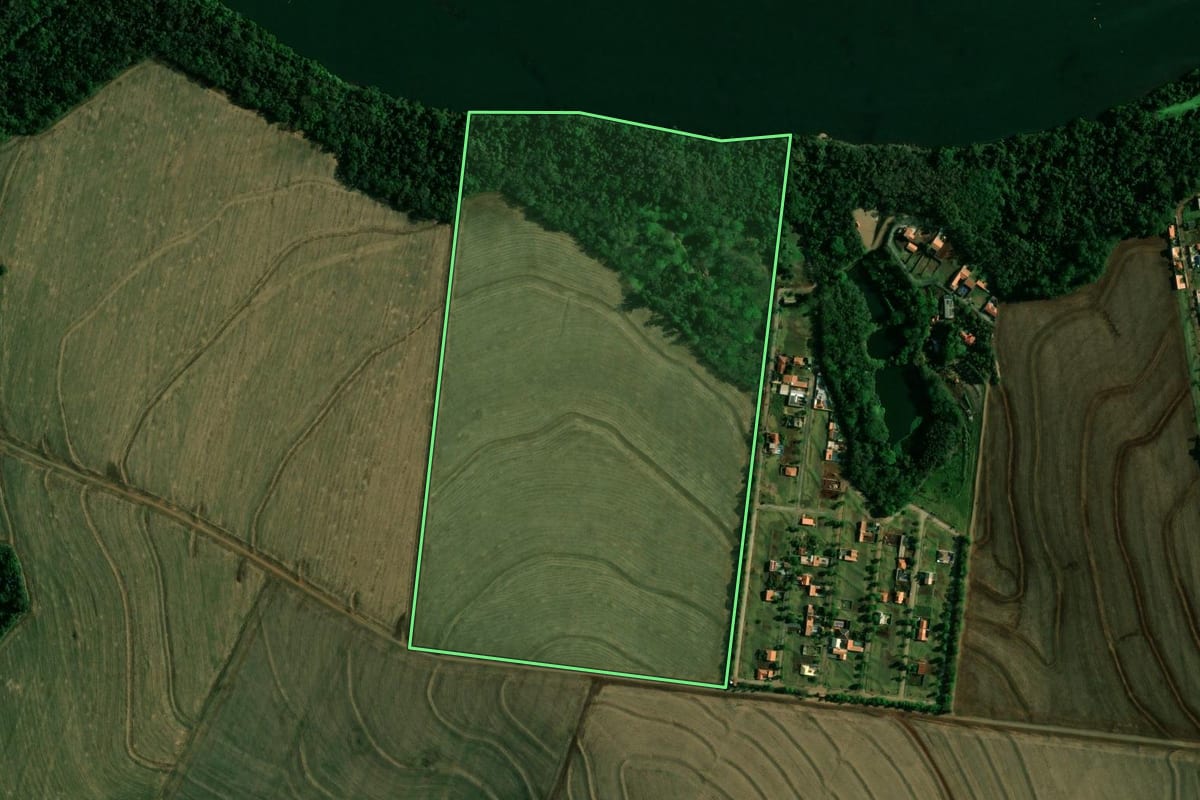 Imagem de satélite do imóvel rural em Engenheiro Beltrão (PR), com o contorno declarado no CAR desenhado por cima.