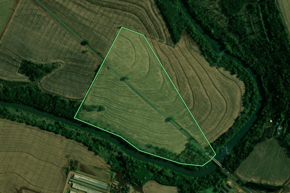 Imagem de satélite do imóvel rural em Engenheiro Beltrão (PR), com o contorno declarado no CAR desenhado por cima.