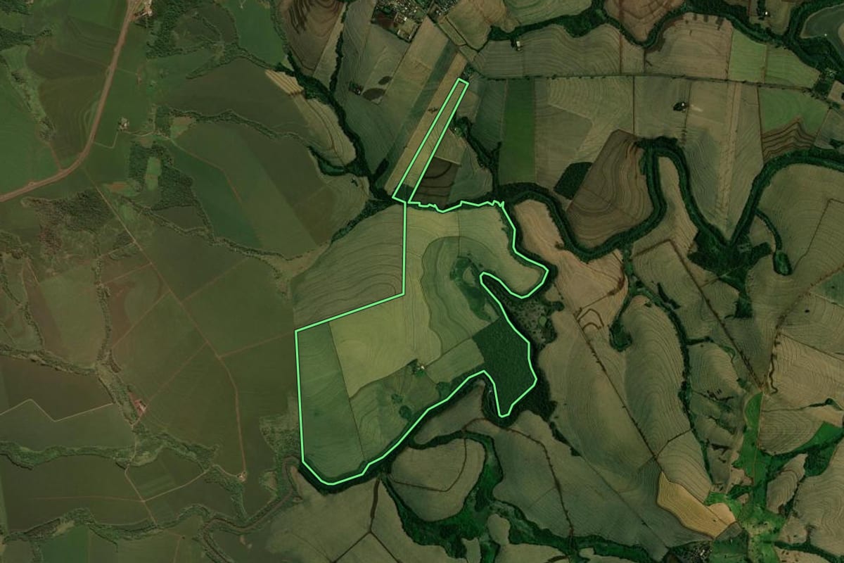 Imagem de satélite do imóvel rural em Engenheiro Beltrão (PR), com o contorno declarado no CAR desenhado por cima.