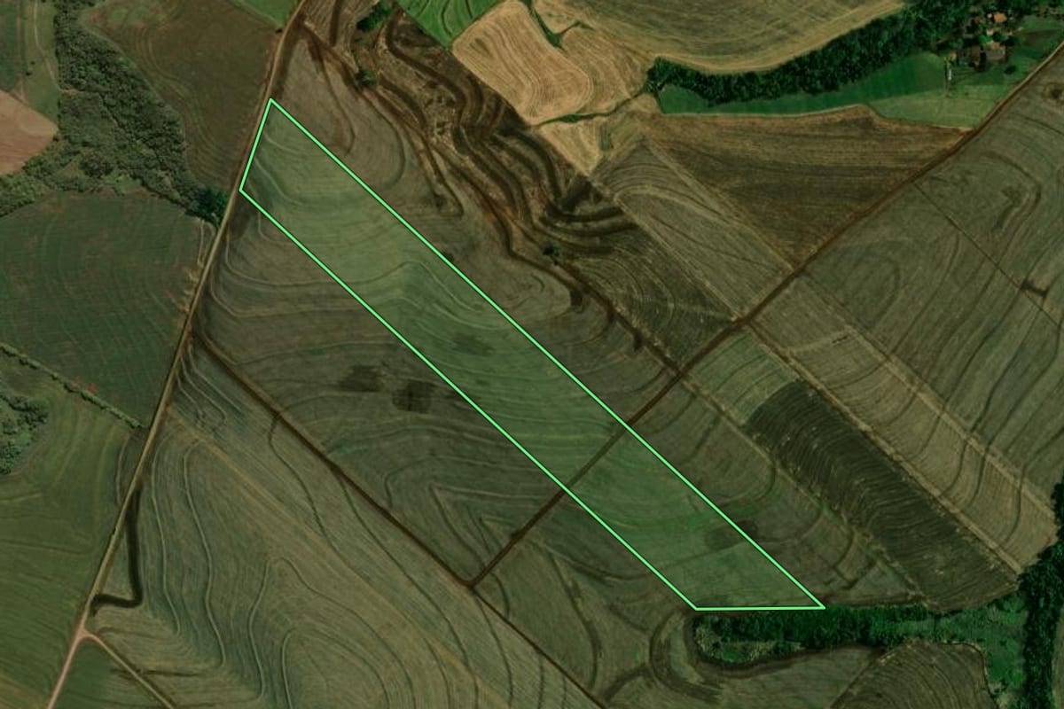Imagem de satélite do imóvel rural em Engenheiro Beltrão (PR), com o contorno declarado no CAR desenhado por cima.