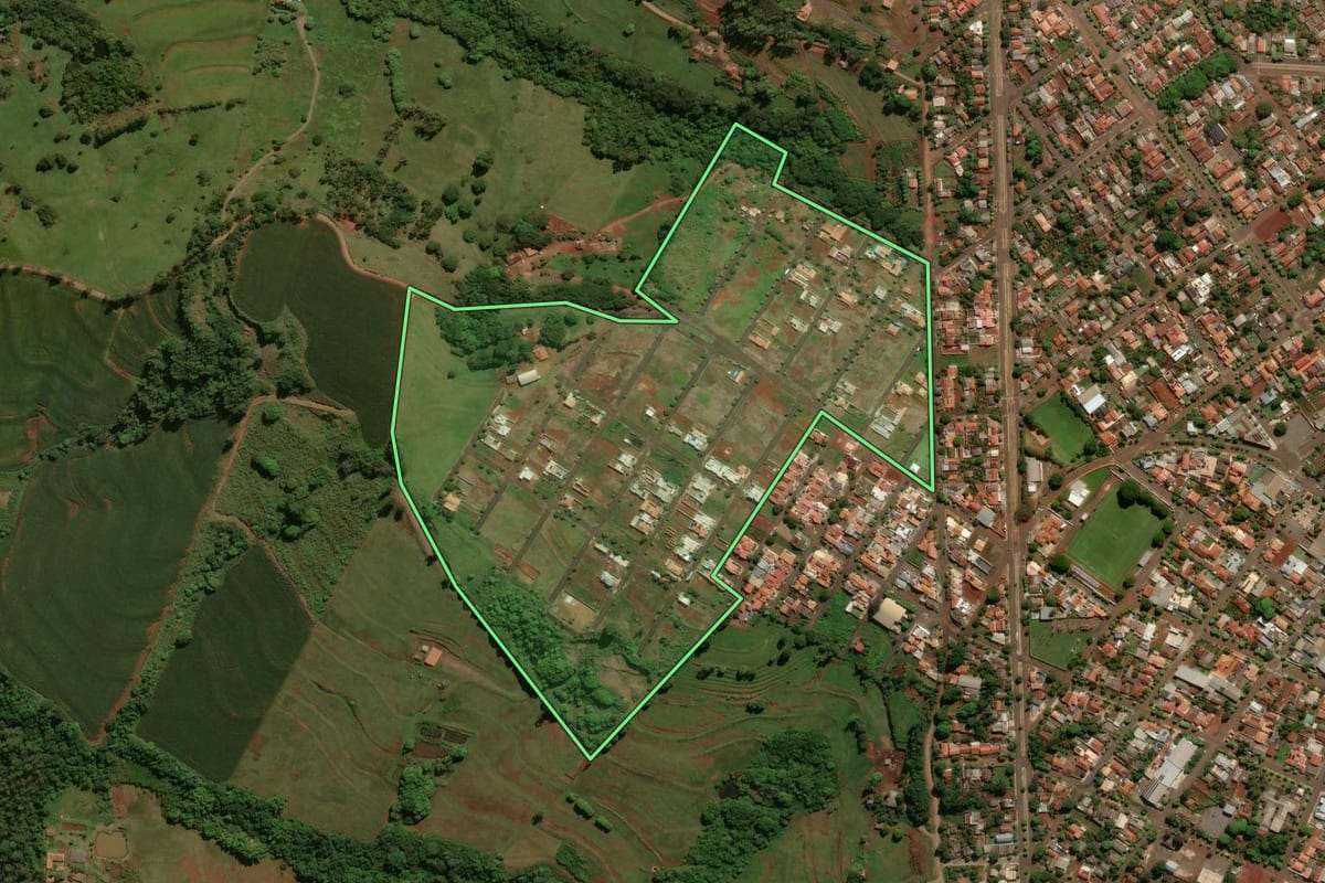 Imagem de satélite do imóvel rural em Engenheiro Beltrão (PR), com o contorno declarado no CAR desenhado por cima.