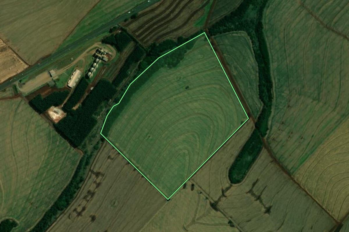 Imagem de satélite do imóvel rural em Engenheiro Beltrão (PR), com o contorno declarado no CAR desenhado por cima.