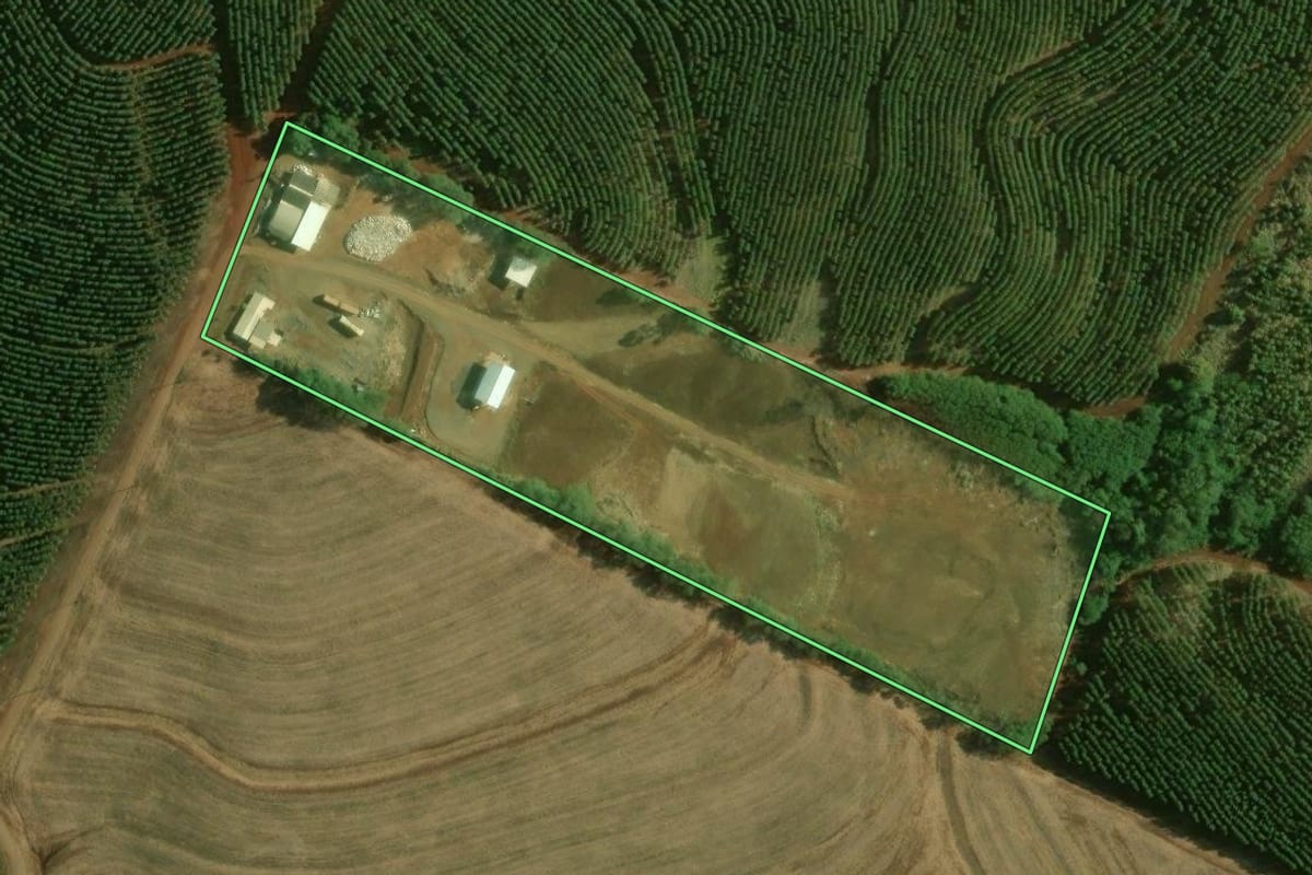 Imagem de satélite do imóvel rural em Engenheiro Beltrão (PR), com o contorno declarado no CAR desenhado por cima.
