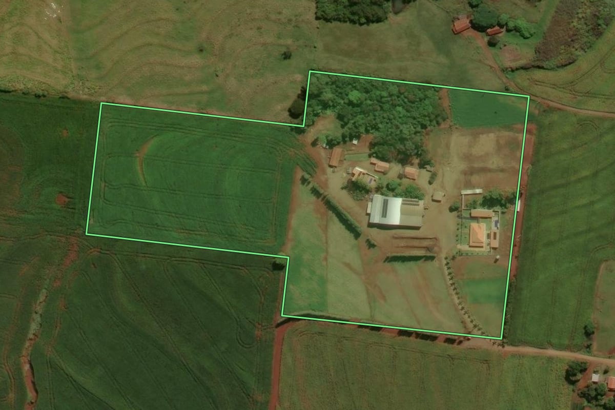 Imagem de satélite do imóvel rural em Engenheiro Beltrão (PR), com o contorno declarado no CAR desenhado por cima.