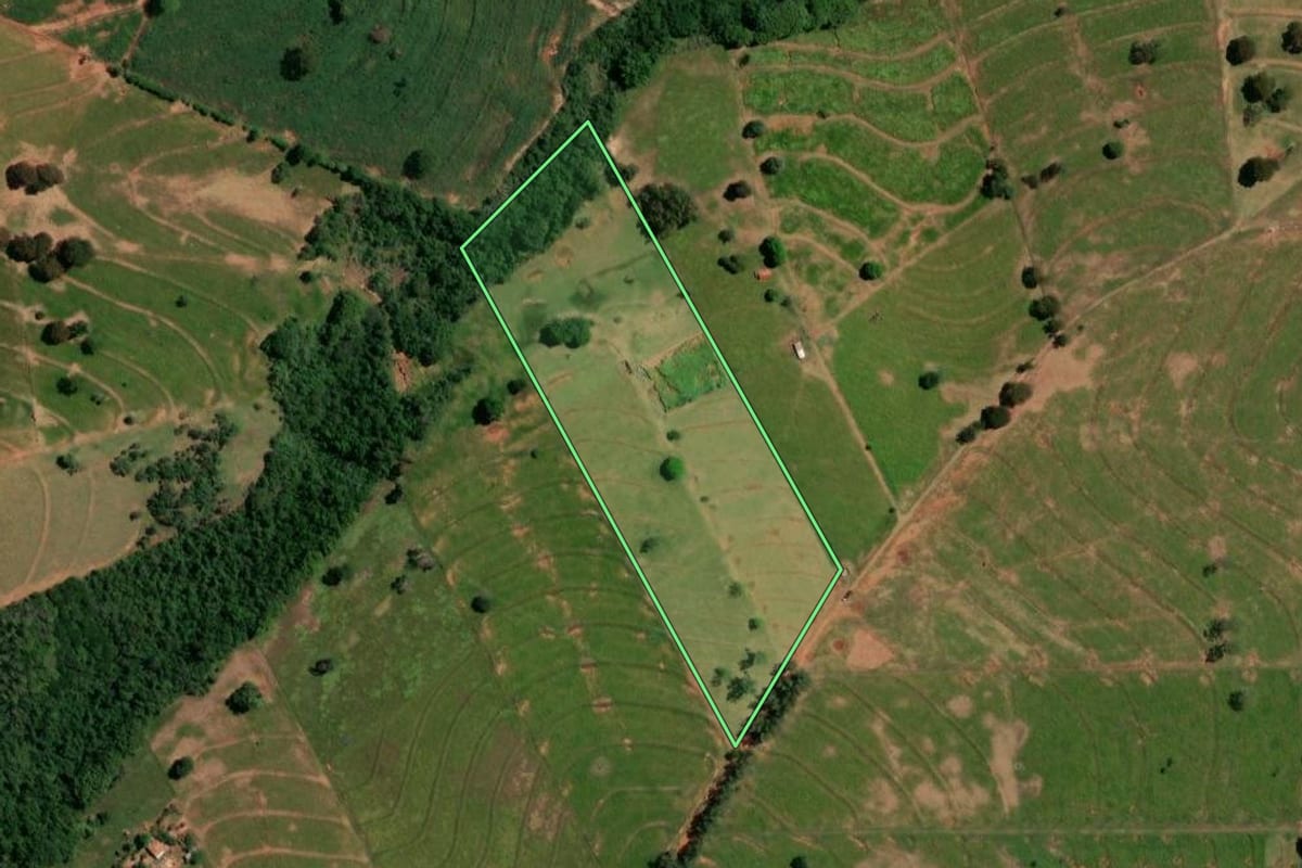 Imagem de satélite do imóvel rural em Esperança Nova (PR), com o contorno declarado no CAR desenhado por cima.