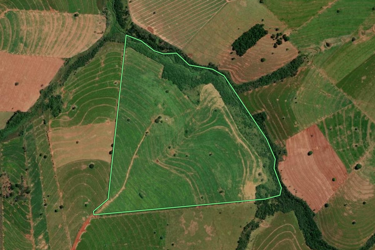Imagem de satélite do imóvel rural em Esperança Nova (PR), com o contorno declarado no CAR desenhado por cima.