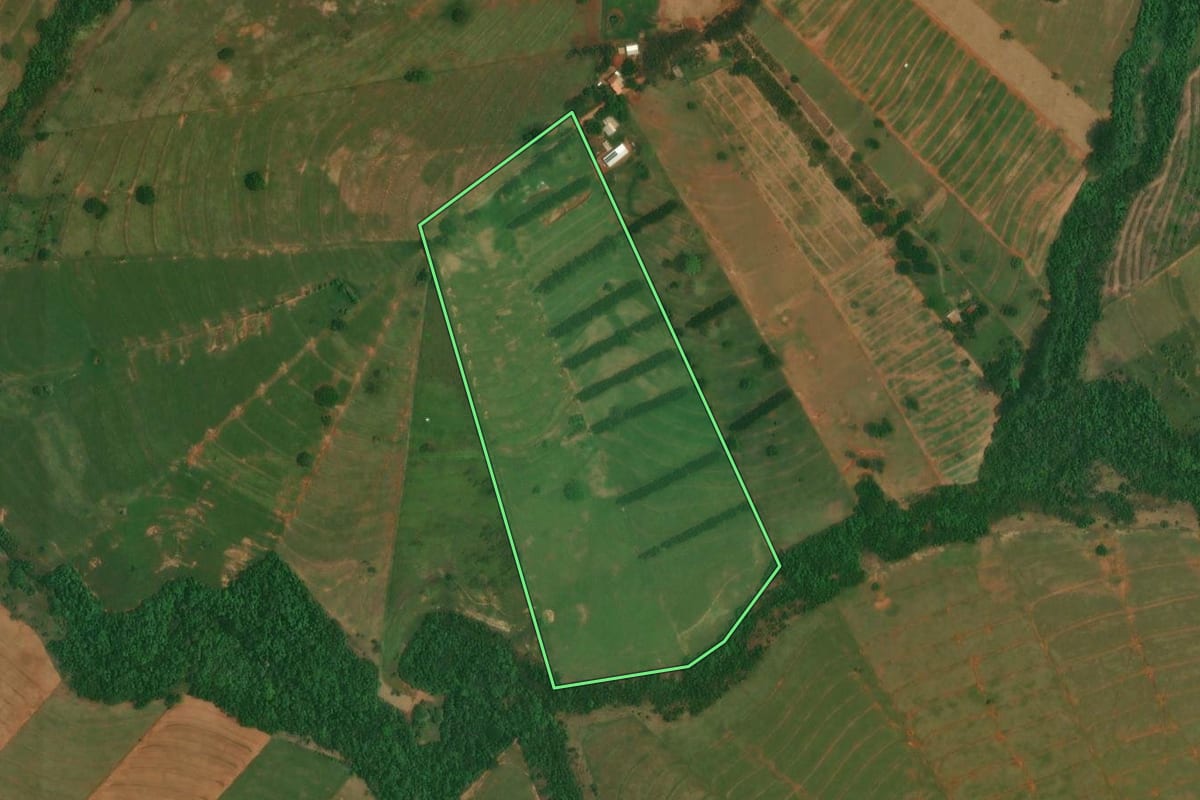 Imagem de satélite do imóvel rural em Esperança Nova (PR), com o contorno declarado no CAR desenhado por cima.