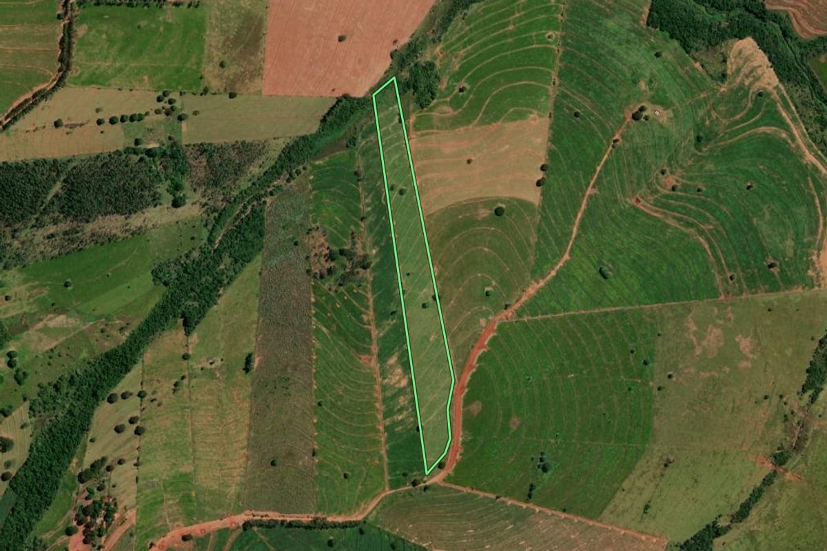 Imagem de satélite do imóvel rural em Esperança Nova (PR), com o contorno declarado no CAR desenhado por cima.
