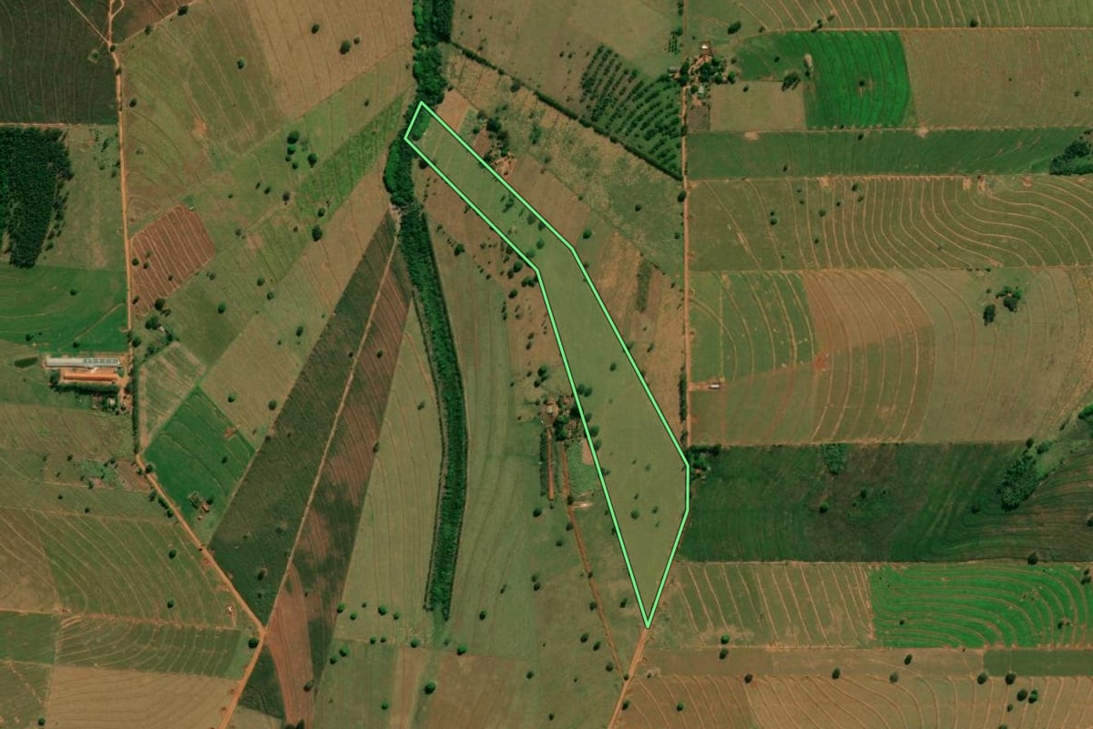 Imagem de satélite do imóvel rural em Esperança Nova (PR), com o contorno declarado no CAR desenhado por cima.