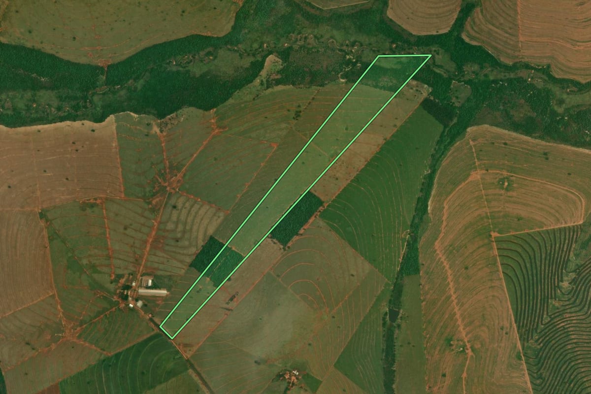 Imagem de satélite do imóvel rural em Esperança Nova (PR), com o contorno declarado no CAR desenhado por cima.