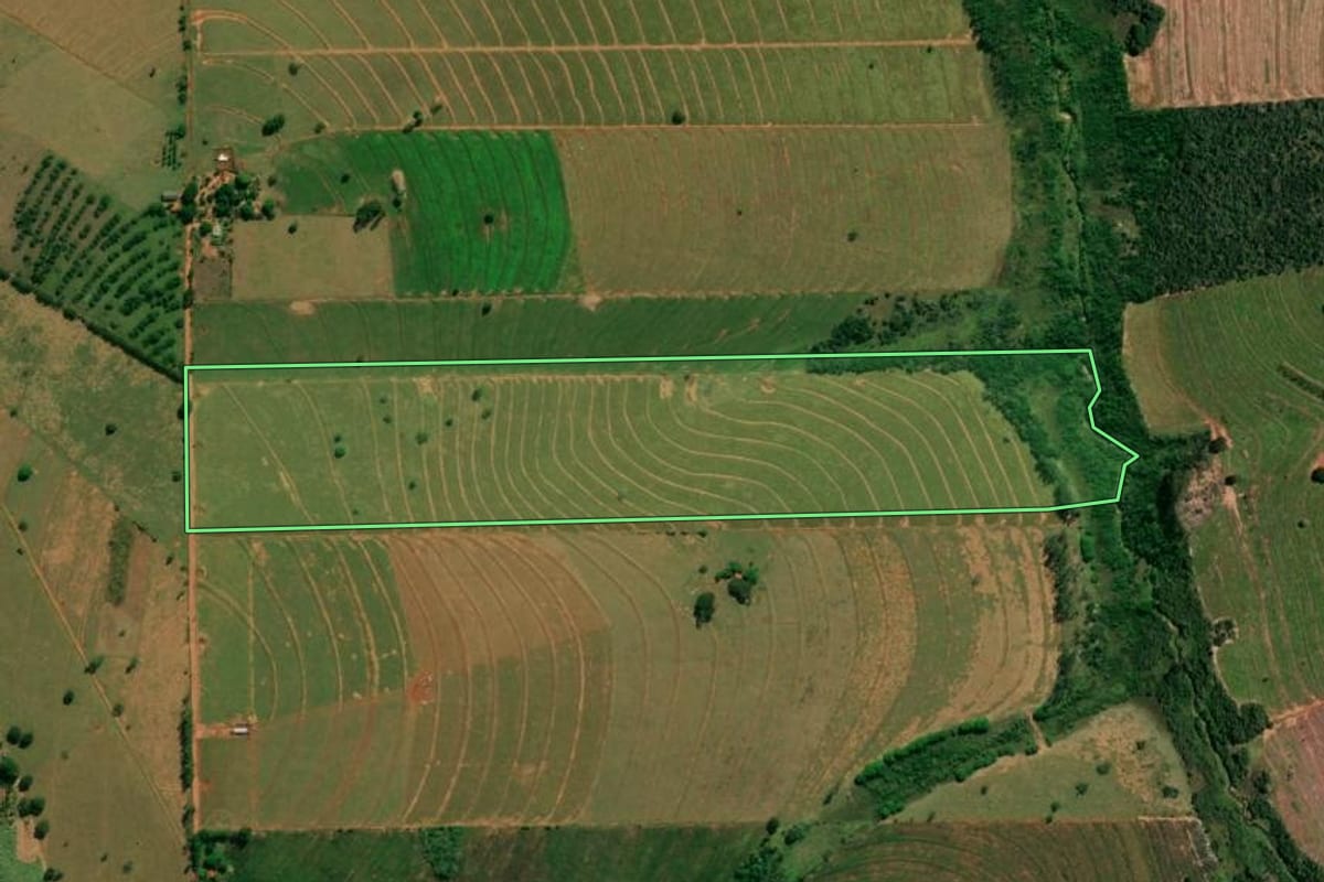 Imagem de satélite do imóvel rural em Esperança Nova (PR), com o contorno declarado no CAR desenhado por cima.