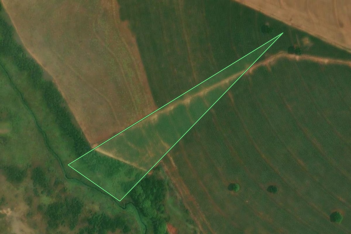 Imagem de satélite do imóvel rural em Esperança Nova (PR), com o contorno declarado no CAR desenhado por cima.