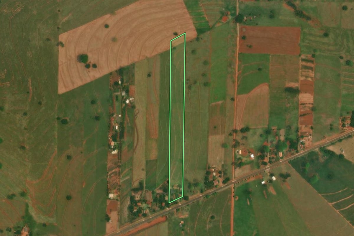 Imagem de satélite do imóvel rural em Esperança Nova (PR), com o contorno declarado no CAR desenhado por cima.