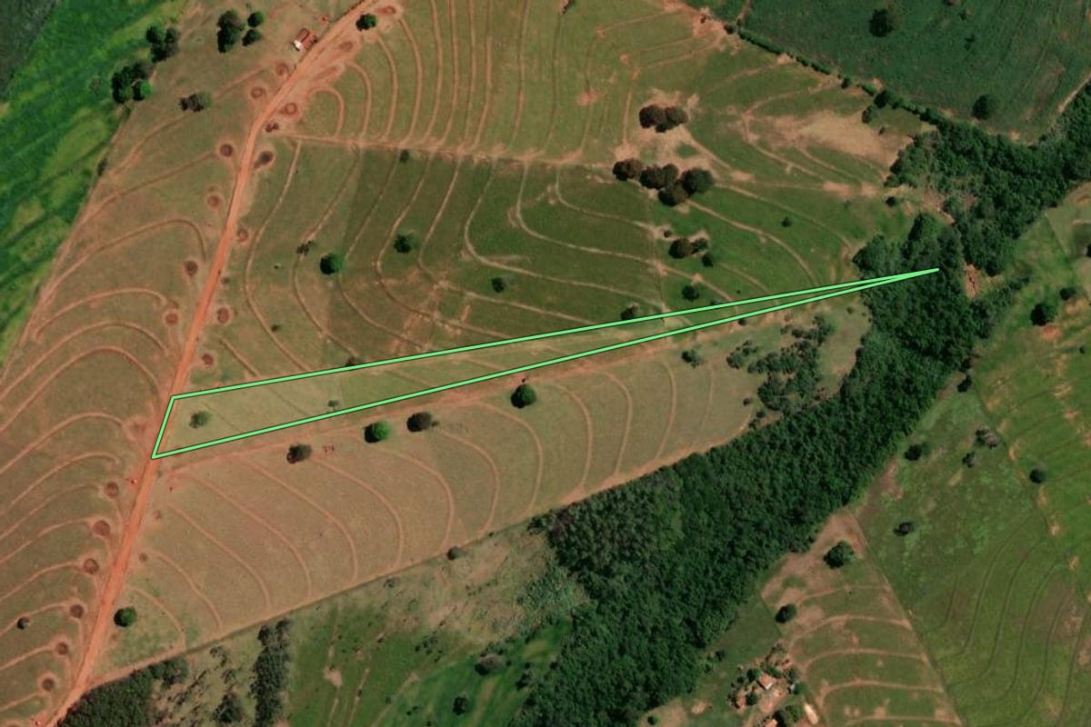 Imagem de satélite do imóvel rural em Esperança Nova (PR), com o contorno declarado no CAR desenhado por cima.