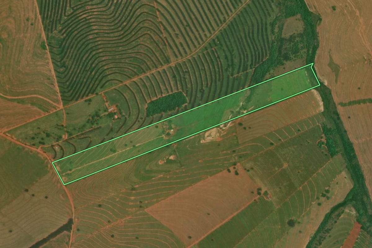 Imagem de satélite do imóvel rural em Esperança Nova (PR), com o contorno declarado no CAR desenhado por cima.