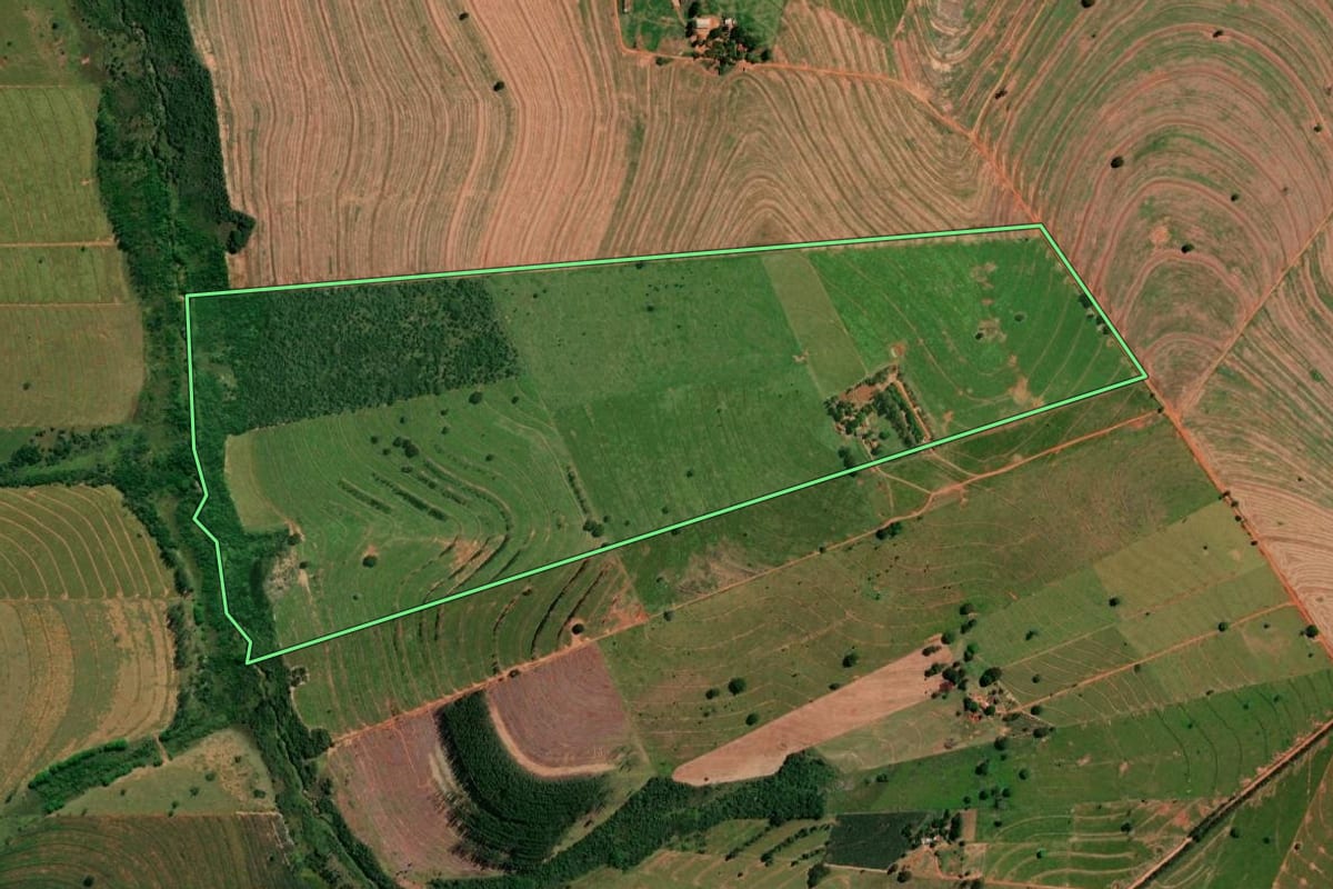 Imagem de satélite do imóvel rural em Esperança Nova (PR), com o contorno declarado no CAR desenhado por cima.