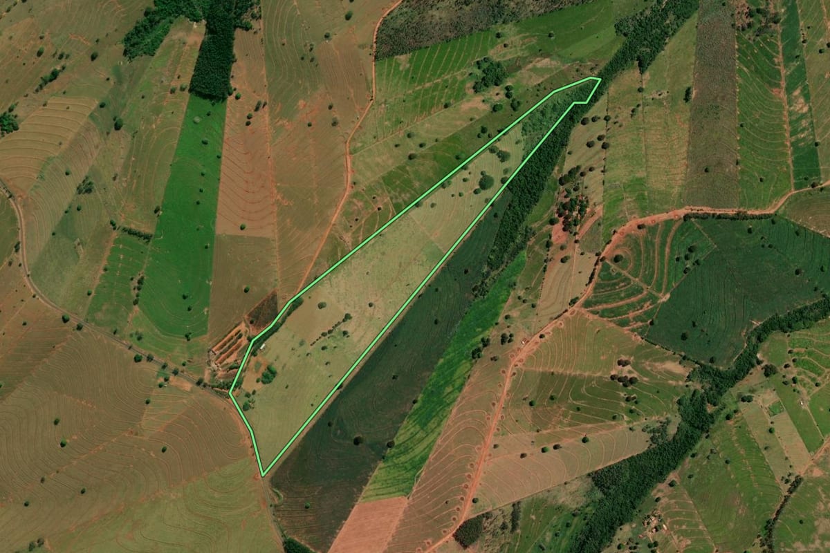 Imagem de satélite do imóvel rural em Esperança Nova (PR), com o contorno declarado no CAR desenhado por cima.