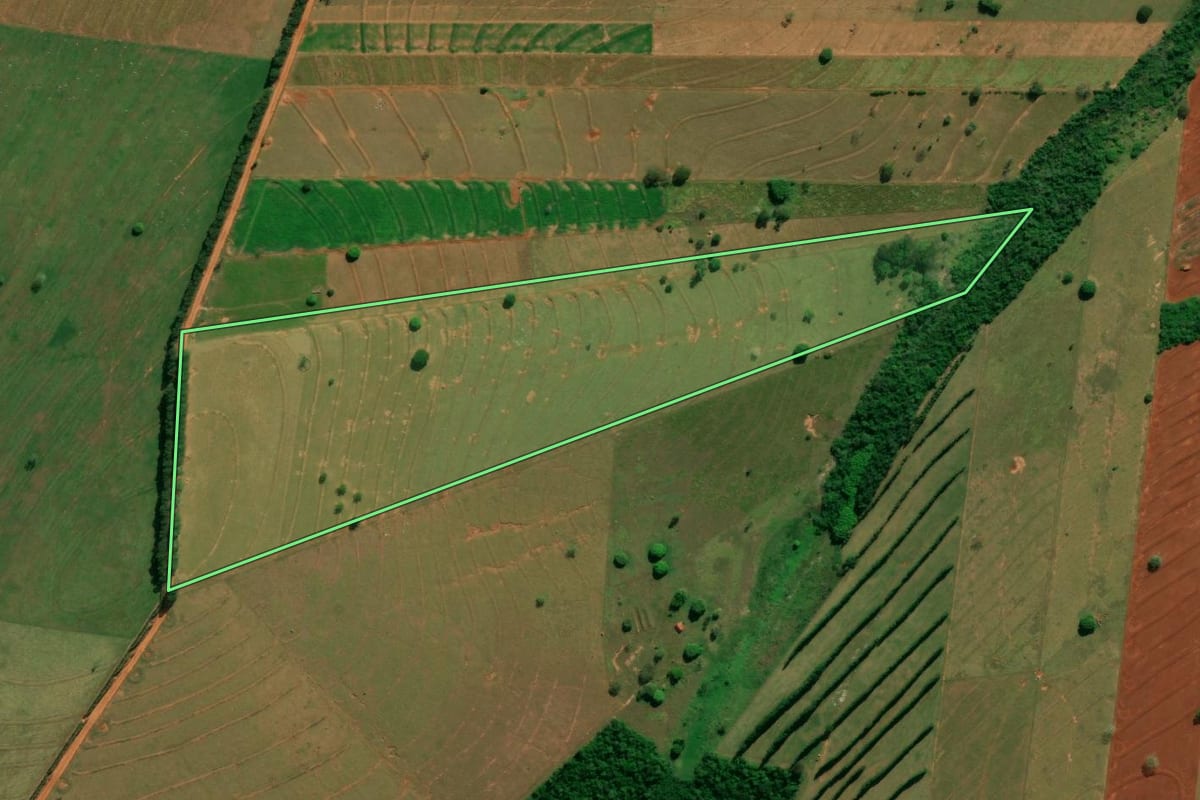 Imagem de satélite do imóvel rural em Esperança Nova (PR), com o contorno declarado no CAR desenhado por cima.