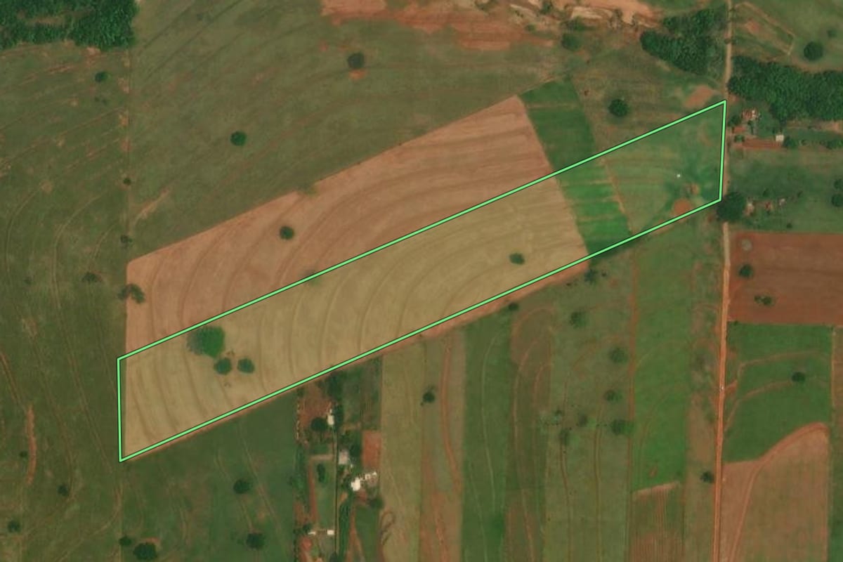 Imagem de satélite do imóvel rural em Esperança Nova (PR), com o contorno declarado no CAR desenhado por cima.