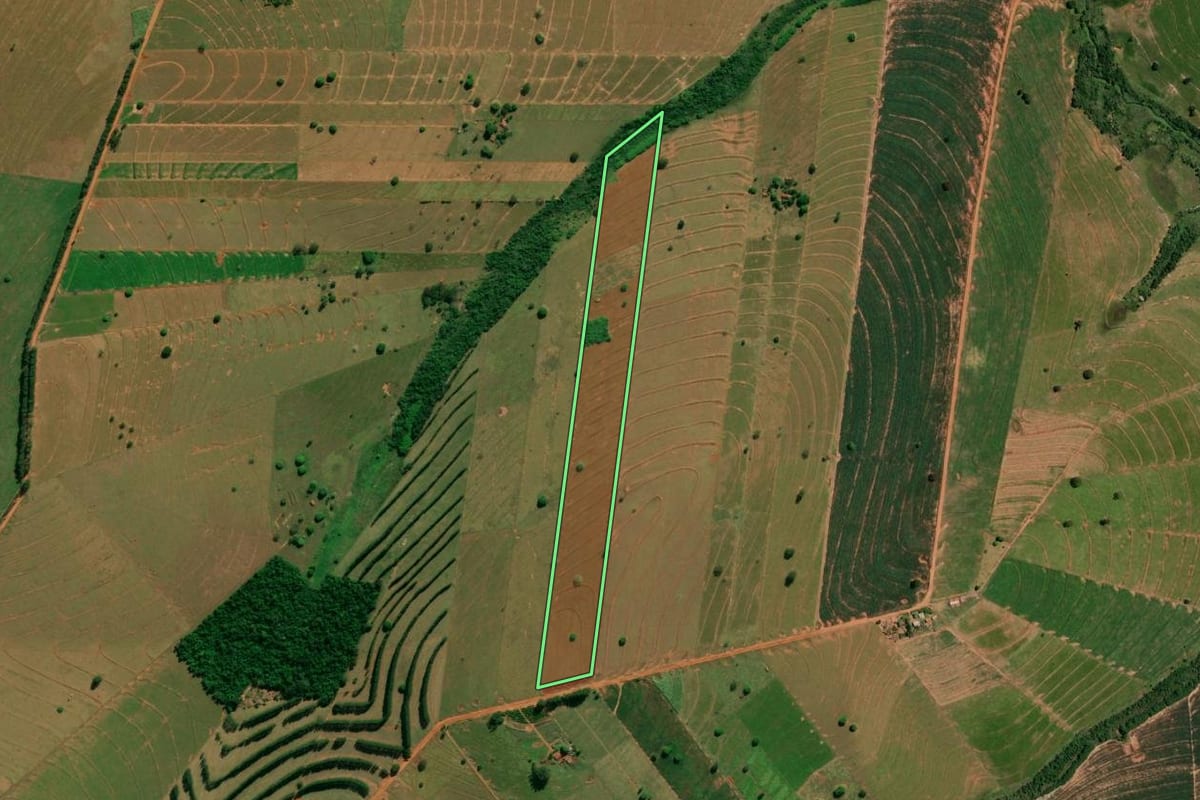 Imagem de satélite do imóvel rural em Esperança Nova (PR), com o contorno declarado no CAR desenhado por cima.