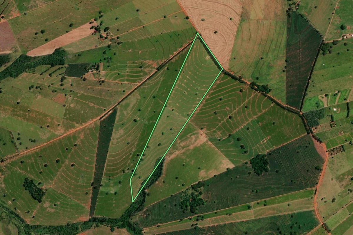 Imagem de satélite do imóvel rural em Esperança Nova (PR), com o contorno declarado no CAR desenhado por cima.