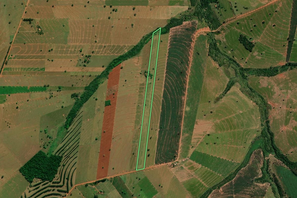 Imagem de satélite do imóvel rural em Esperança Nova (PR), com o contorno declarado no CAR desenhado por cima.