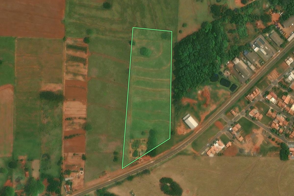 Imagem de satélite do imóvel rural em Esperança Nova (PR), com o contorno declarado no CAR desenhado por cima.