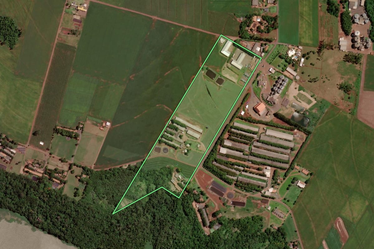 Imagem de satélite do imóvel rural em Entre Rios do Oeste (PR), com o contorno declarado no CAR desenhado por cima.