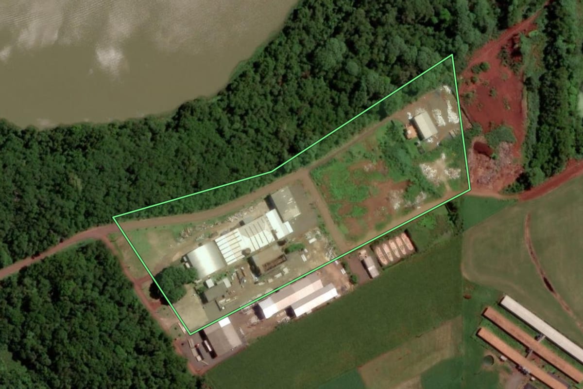 Imagem de satélite do imóvel rural em Entre Rios do Oeste (PR), com o contorno declarado no CAR desenhado por cima.